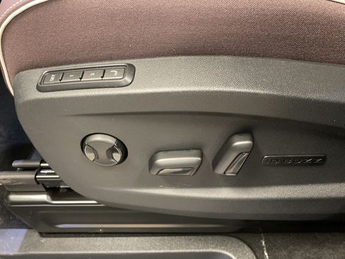 New 2025 Volkswagen ID. Buzz Pro S RWD image 9