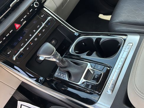 Used 2024 Kia Carnival EX FWD image 24