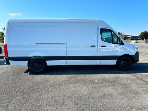 Used 2025 Mercedes-Benz Sprinter 2500 image 3