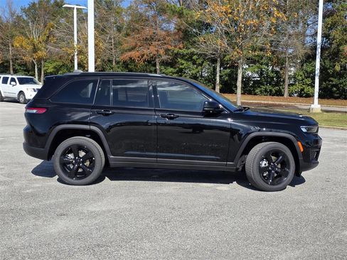 New 2025 Jeep Grand Cherokee Altitude image 33