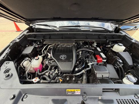 Used 2024 Toyota Highlander XLE FWD image 28