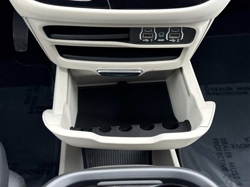 Used 2024 Chrysler Pacifica Touring-L FWD image 12