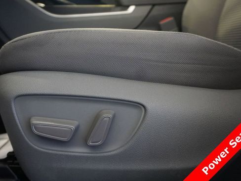 Used 2023 Toyota Highlander LE AWD/4WD image 7