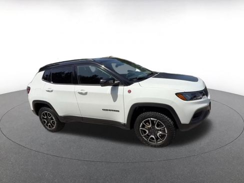 Used 2025 Jeep Compass Trailhawk image 2