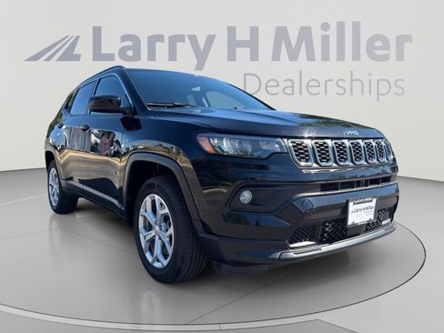 Used 2024 Jeep Compass Latitude AWD/4WD image 7