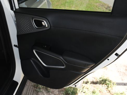 Used 2022 Kia Soul LX image 18