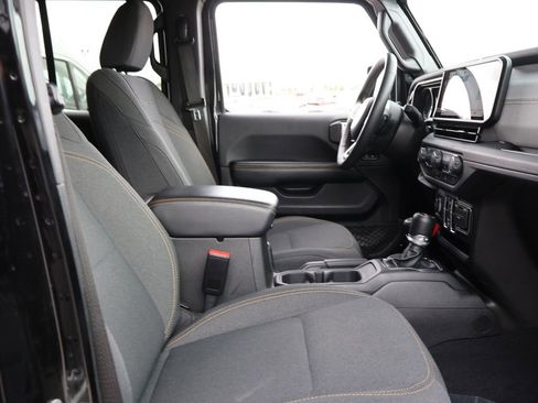 Used 2024 Jeep Wrangler Unlimited Sahara image 9