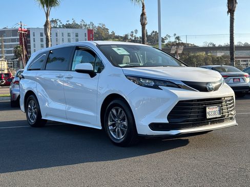 Certified 2024 Toyota Sienna LE image 4