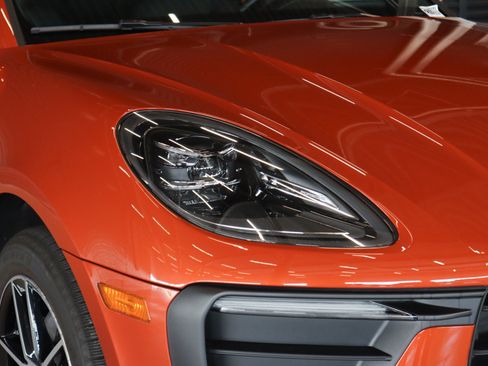 Certified 2024 Porsche Macan w/ Premium Plus Package AWD/4WD image 31