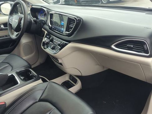 Used 2024 Chrysler Pacifica Touring-L FWD image 26