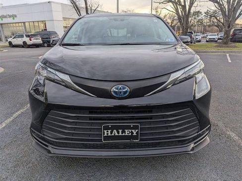 Used 2024 Toyota Sienna LE image 3