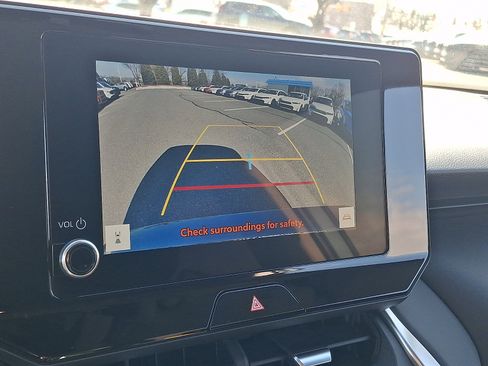 Used 2024 Toyota Venza LE image 17