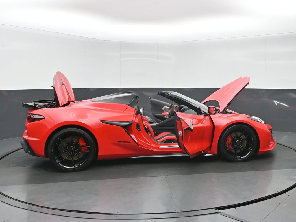 Used 2025 Chevrolet Corvette Z06 RWD image 36