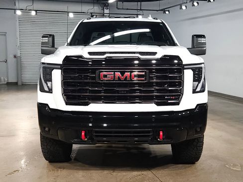 Used 2025 GMC Sierra 2500 AT4X image 2