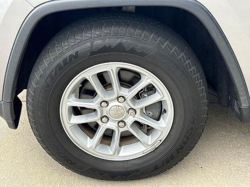 Used 2018 Jeep Grand Cherokee Laredo RWD image 11
