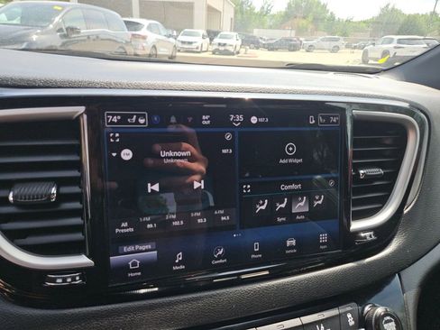 Used 2025 Chrysler Pacifica Select image 21