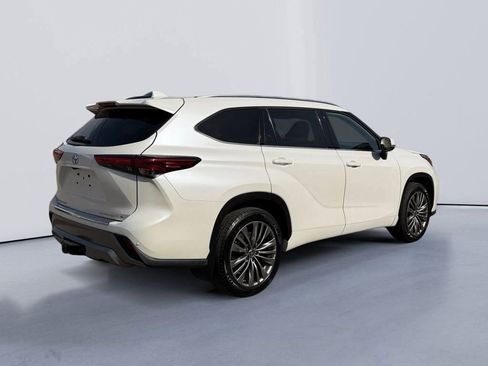 Used 2021 Toyota Highlander Platinum image 3