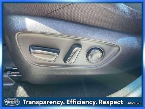 Used 2023 Toyota Venza LE AWD/4WD image 18
