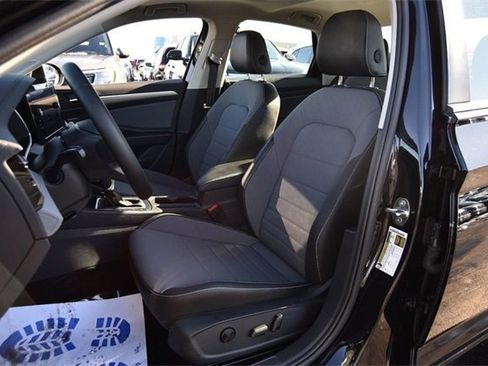 Certified 2025 Volkswagen Jetta SE w/ Sunroof Package image 20