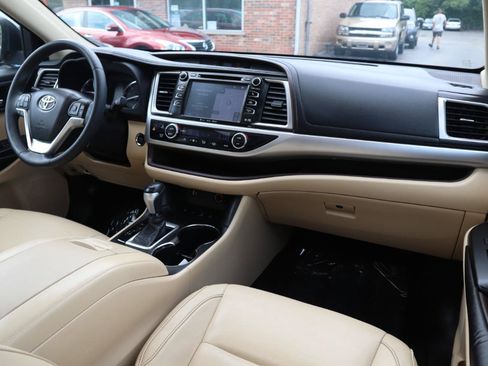 Used 2016 Toyota Highlander XLE AWD/4WD image 11