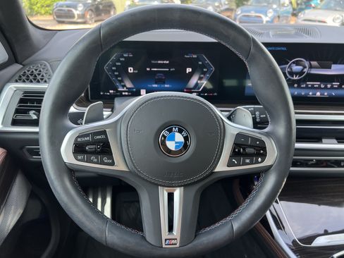 Used 2025 BMW X7 M60i AWD/4WD image 18