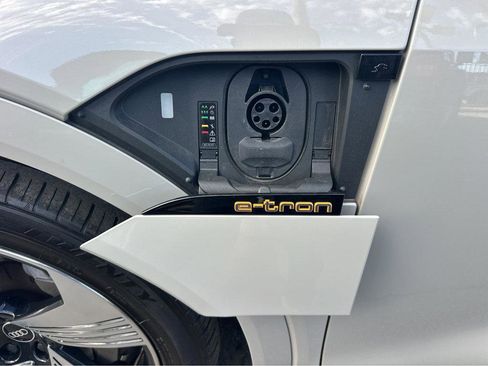 Used 2021 Audi e-tron Prestige w/ Prestige Package image 41