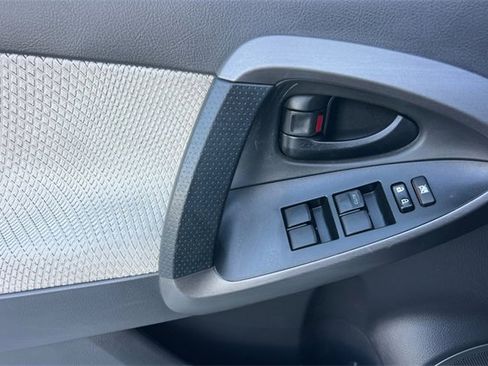 Used 2014 Toyota RAV4 EV image 11