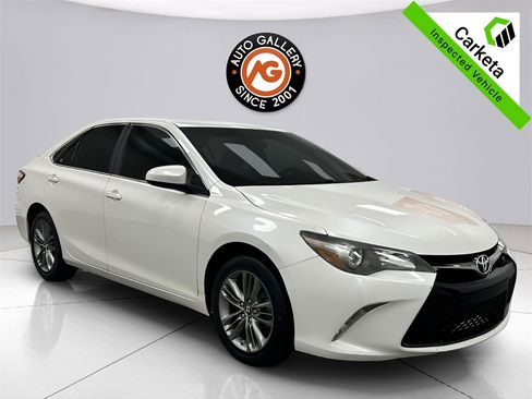 Used 2017 Toyota Camry SE image 1