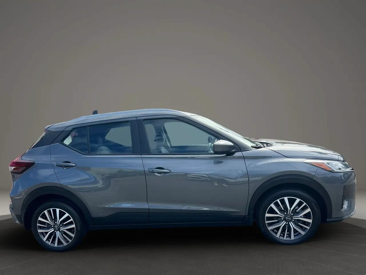 Used 2024 Nissan Kicks SV w/ Exterior Package FWD image 4