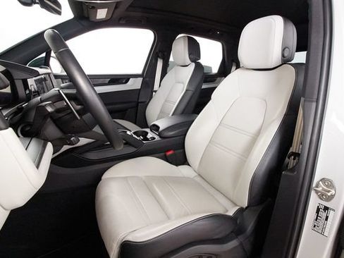 Used 2024 Porsche Cayenne AWD/4WD image 18