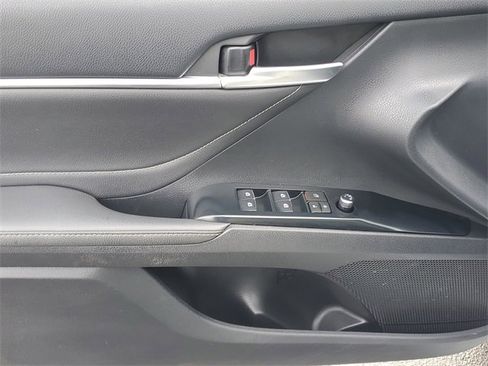 Used 2018 Toyota Camry XSE image 12