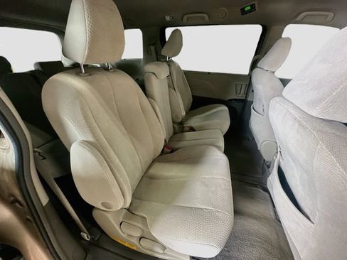 Used 2014 Toyota Sienna LE FWD image 28
