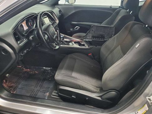 Used 2017 Dodge Challenger SXT image 9