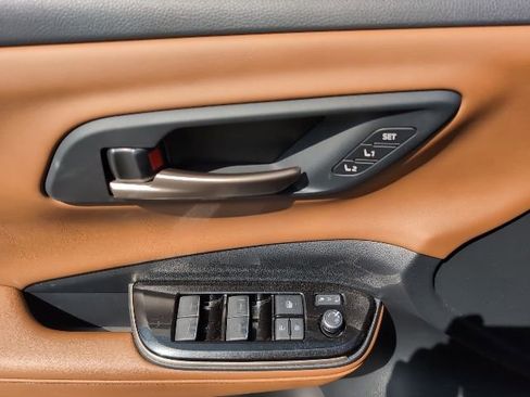 Used 2025 Toyota Crown Signia w/ Advanced Technology Package image 12