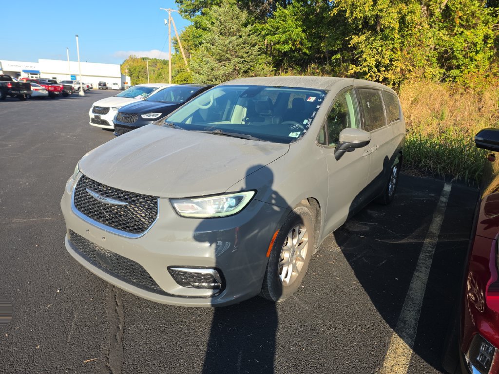 Used 2023 Chrysler Pacifica Touring-L FWD image 3