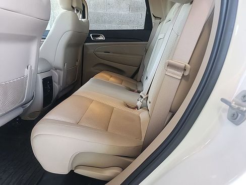 Used 2019 Jeep Grand Cherokee Laredo AWD/4WD image 13