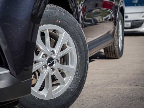 Certified 2024 Kia Carnival LX image 2