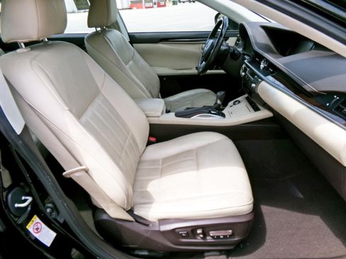 Used 2017 Lexus ES 350 w/ Luxury Package FWD image 16