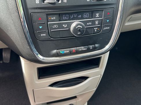 Used 2014 Chrysler Town & Country Touring FWD image 13