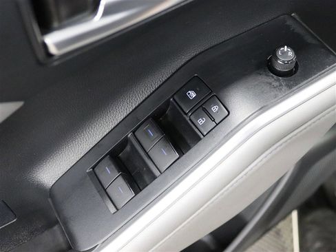 Used 2021 Toyota Highlander XLE image 37