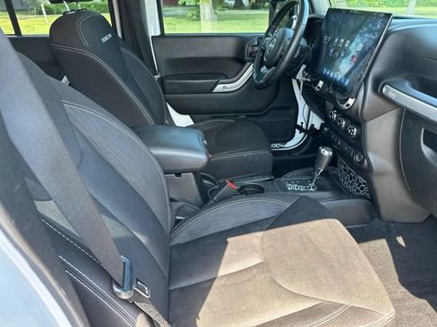 Used 2015 Jeep Wrangler Unlimited Rubicon AWD/4WD image 27