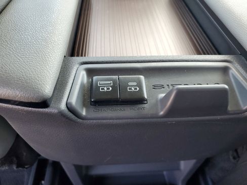 Used 2024 Toyota Sienna XLE FWD image 12