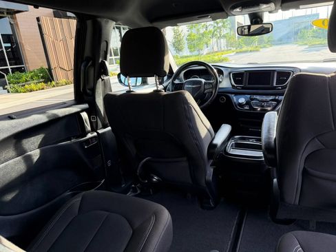 Used 2020 Chrysler Pacifica Touring w/ S Appearance Package FWD image 24