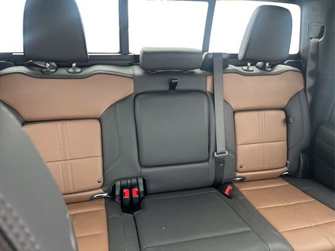 Used 2024 Chevrolet Silverado 2500 High Country w/ Technology Package image 13