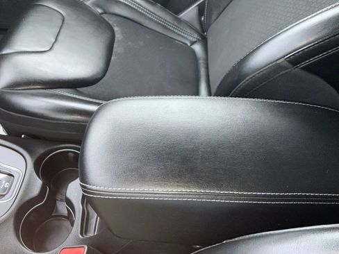 Used 2019 Jeep Cherokee Latitude Plus FWD image 21