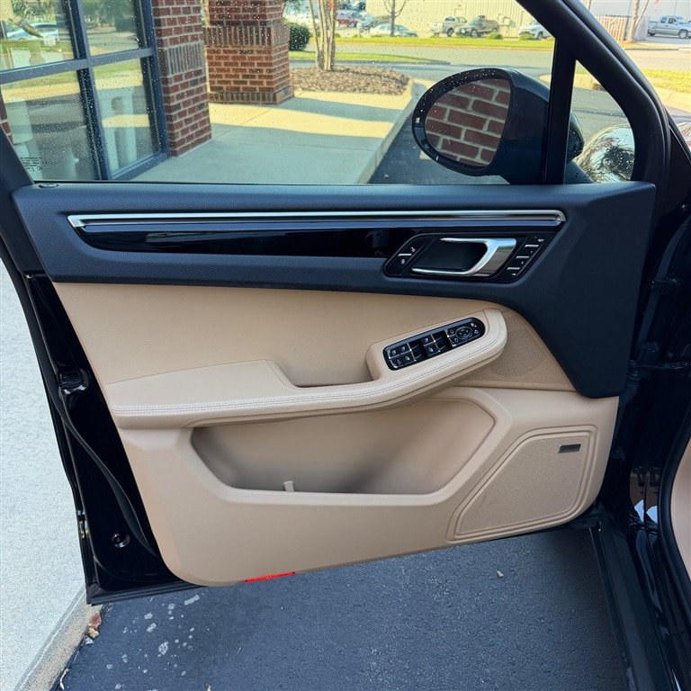 Used 2018 Porsche Macan AWD/4WD image 8