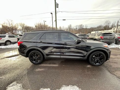 Certified 2022 Ford Explorer XLT w/ Equipment Group 202A image 4