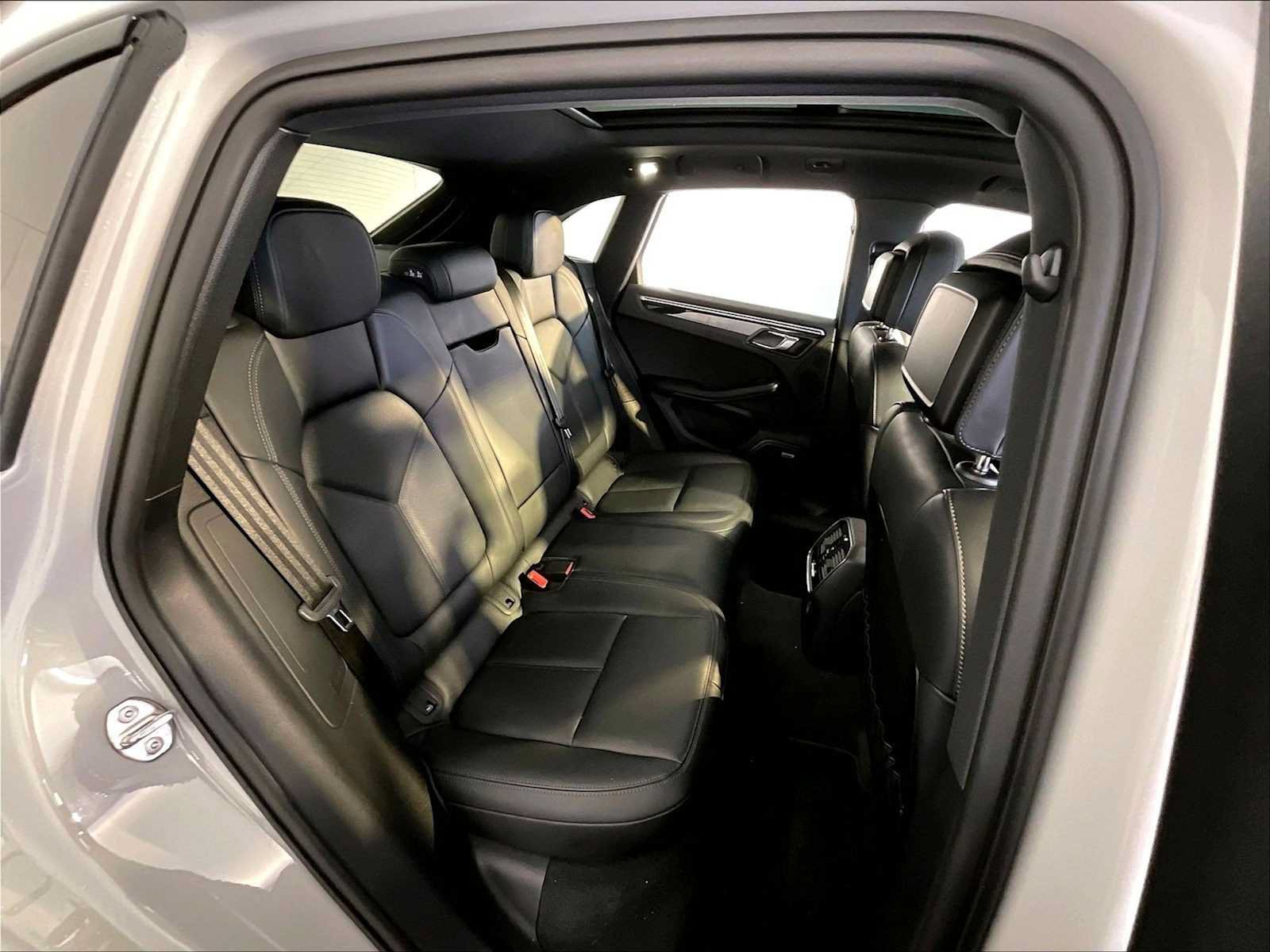 Certified 2023 Porsche Macan S AWD/4WD image 23