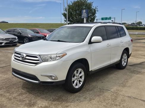 Used 2012 Toyota Highlander SE w/ Tow Pkg image 2