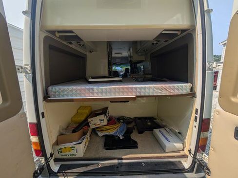 Used 2005 Freightliner Sprinter 2500 RWD image 9